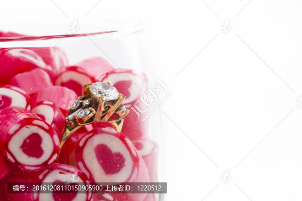 酒杯中的鉆石戒指和糖果