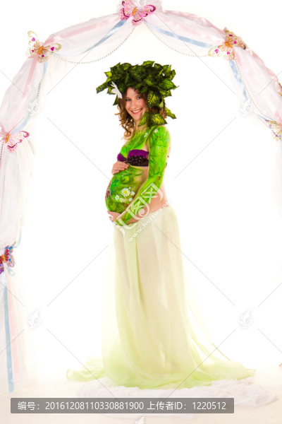 孕婦與身體藝術(shù)綠葉