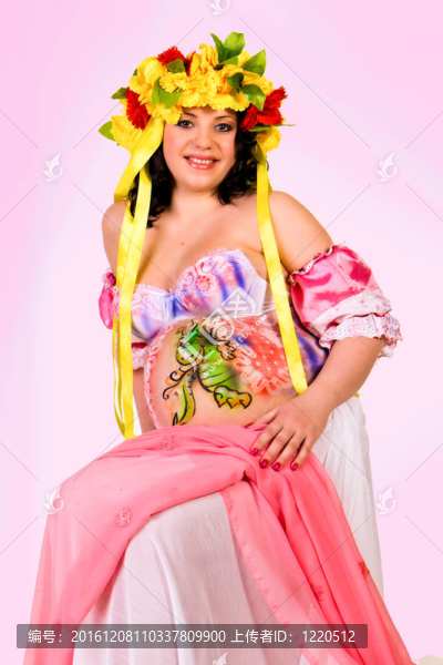 孕婦人體藝術(shù)與小龍