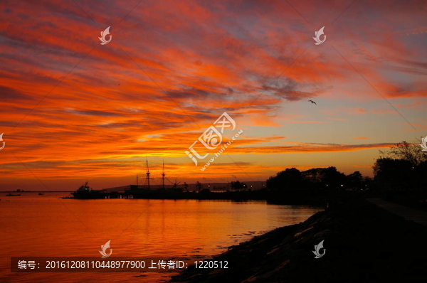 戲劇性的海岸日落