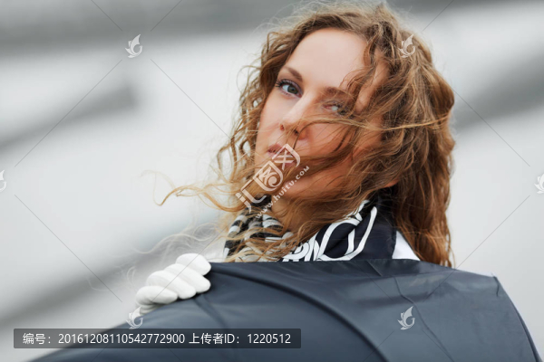 風中的女人