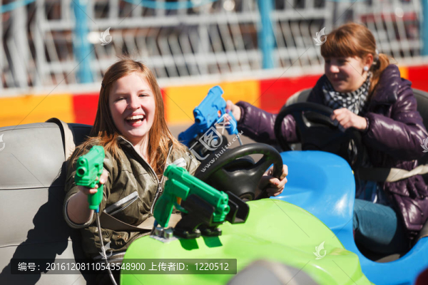 少女駕駛碰碰車