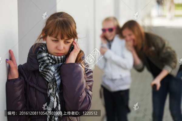 十幾歲的女孩打電話