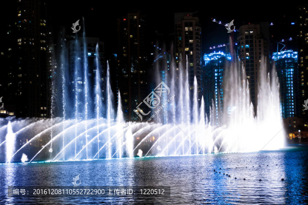 夜間彩色噴泉
