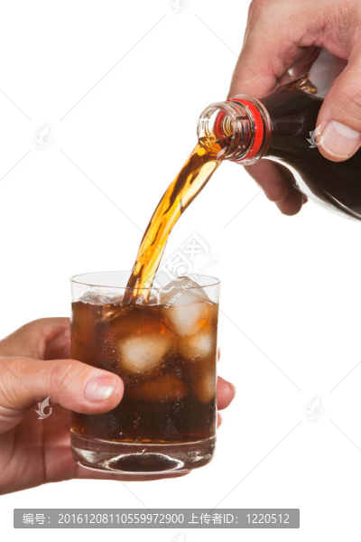 把蘇打倒進(jìn)玻璃杯