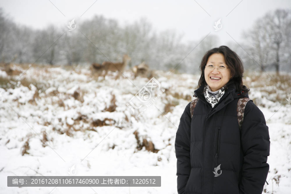 微笑的東亞婦女在白雪覆蓋的里士滿公園