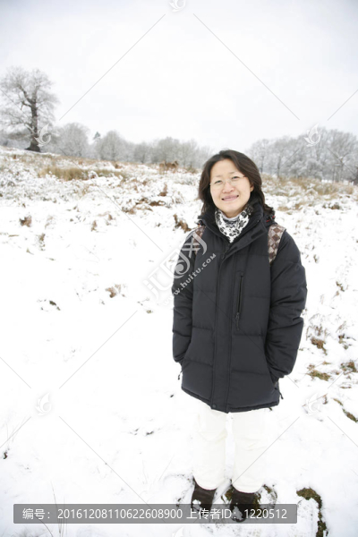 微笑的東亞婦女在白雪覆蓋的里士滿公園