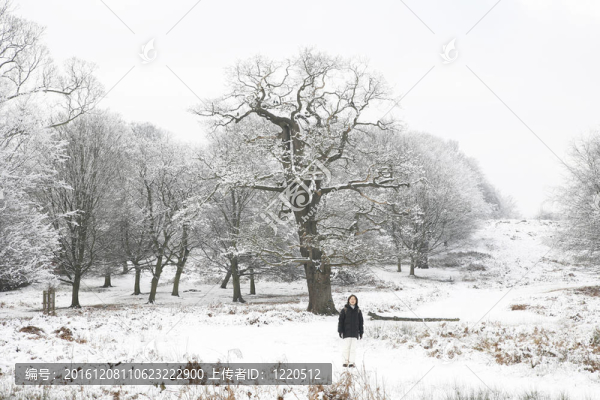 微笑的東亞婦女在白雪覆蓋的里士滿公園
