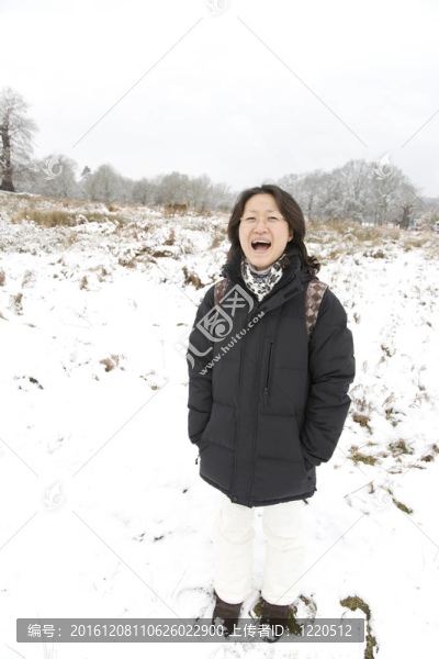 微笑的東亞婦女在白雪覆蓋的里士滿公園