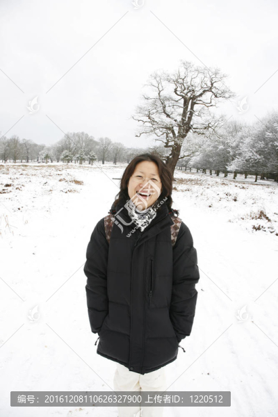 微笑的東亞婦女在白雪覆蓋的里士滿公園