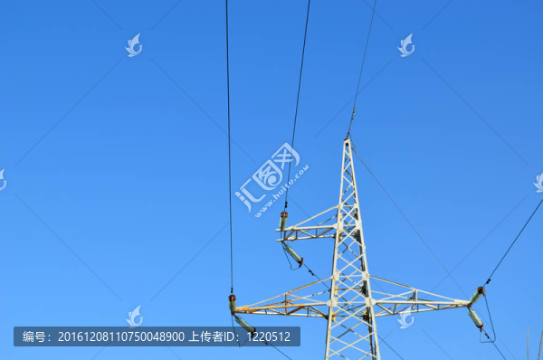 電線和電線在背景藍(lán)天