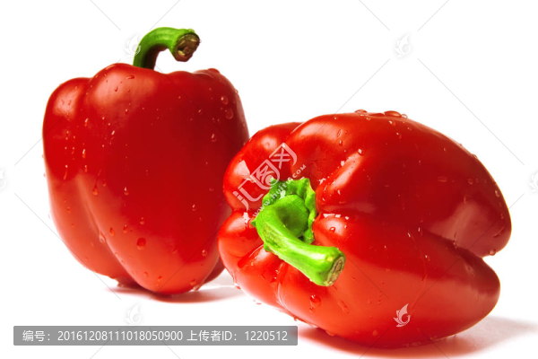 優(yōu)質(zhì)紅辣椒覆蓋在白色背景上的水滴