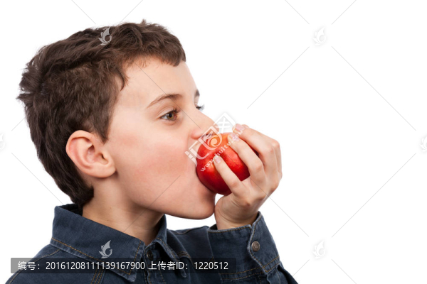 男孩在吃蘋果