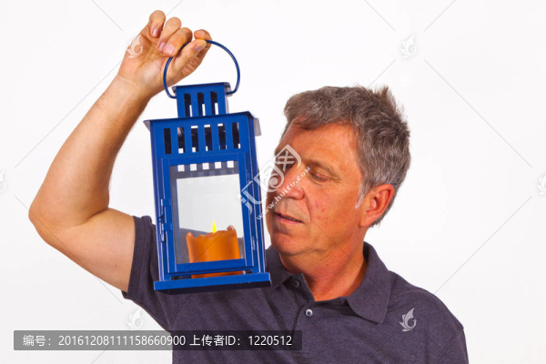 拿著燈籠的男人