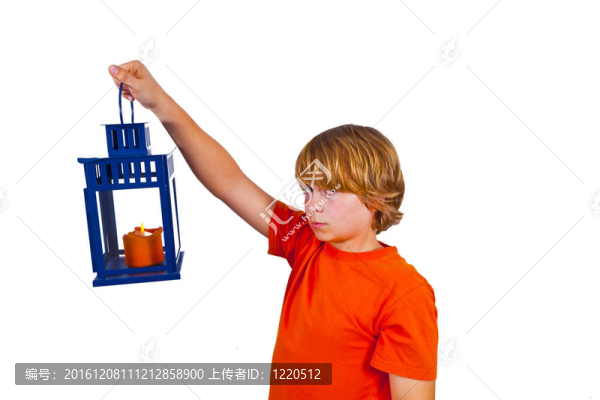 可愛的男孩手拿燈籠
