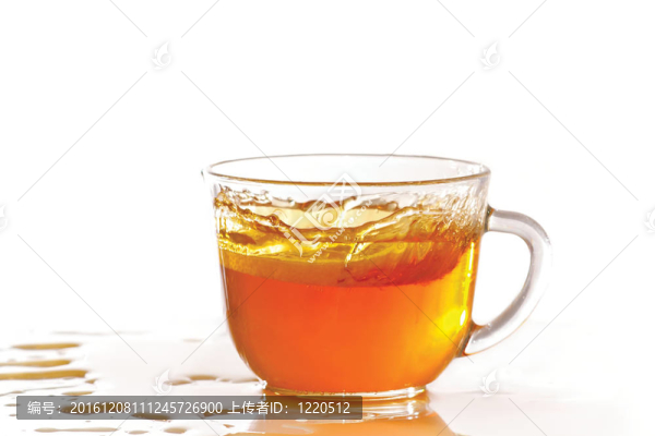 一杯冰茶和檸檬在白色背景上飛濺