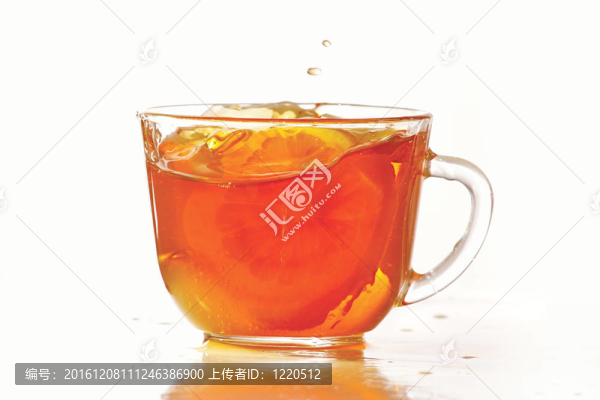 一杯冰茶和檸檬在白色背景上飛濺