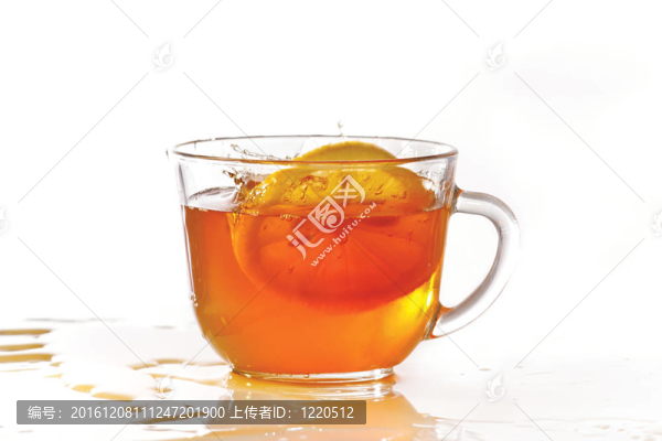 一杯冰茶和檸檬在白色背景上飛濺
