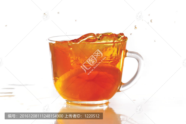 一杯冰茶和檸檬在白色背景上飛濺
