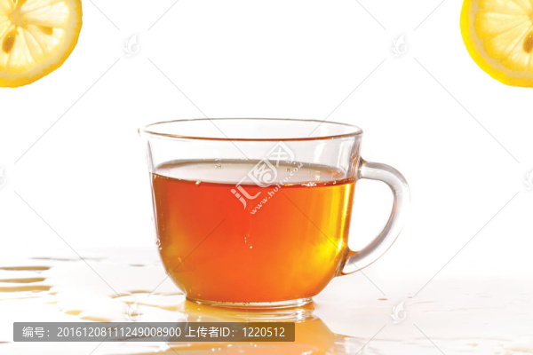 一杯白色背景的冰茶和檸檬