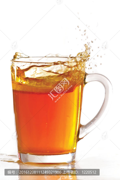 一杯冰茶和檸檬在白色背景上飛濺