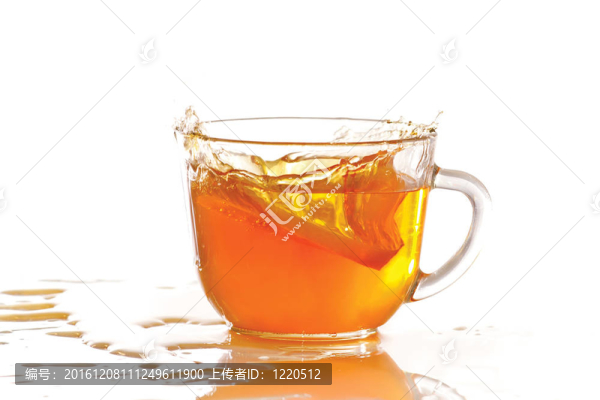 一杯冰茶和檸檬在白色背景上飛濺
