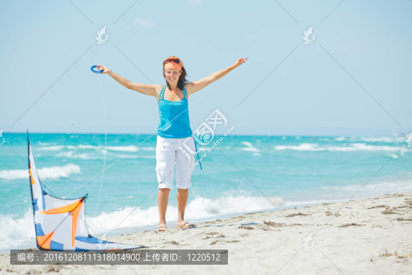 海灘上玩彩色風箏的女人