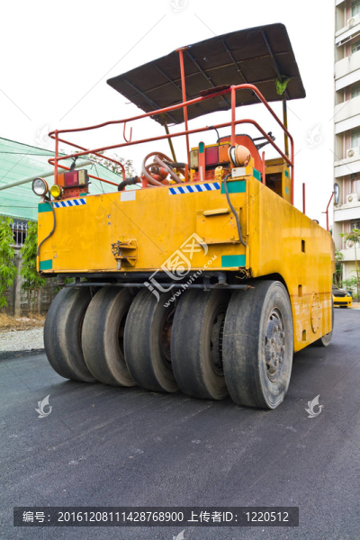 從背對瀝青路面壓路機(jī)