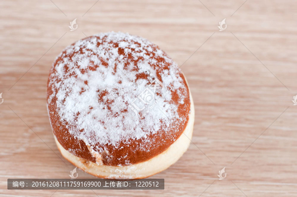 撒上糖粉甜甜圈