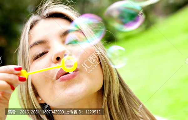 女人吹泡泡