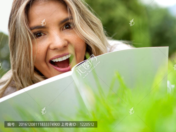 驚訝的女人在戶外讀書