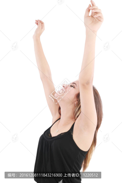 美麗快樂的年輕女子懷抱著她的空氣。孤立的O