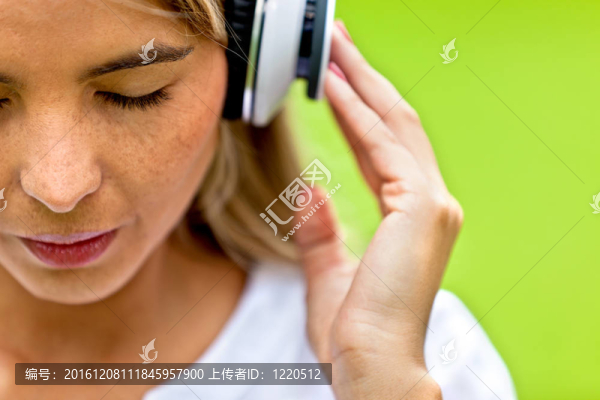 女人聽(tīng)音樂(lè)