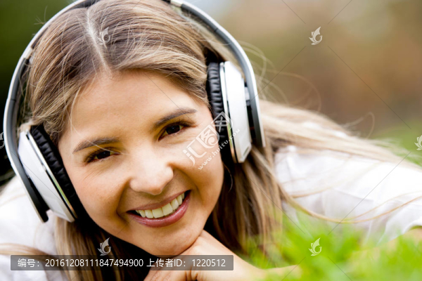 女孩聽(tīng)音樂(lè)