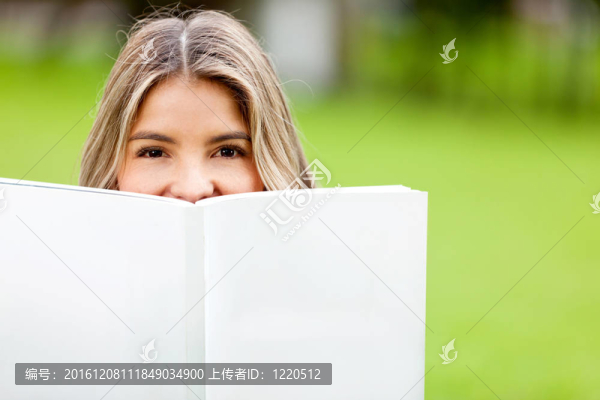 女學(xué)生帶書