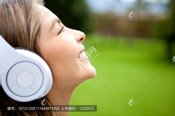 快樂女人聽音樂