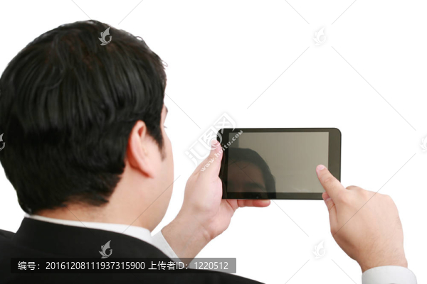 商人拿著空白的觸摸屏電腦；一個手指觸摸