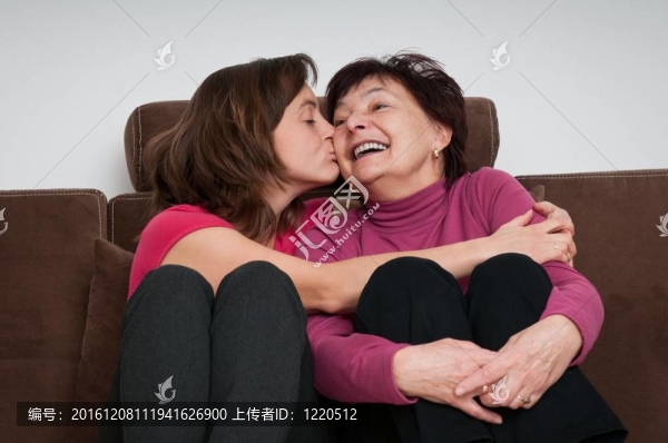 愛-媽媽和女兒在家