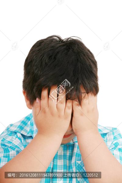 非?？蓯鄣男∧泻?，表情憂傷，臉上有表情