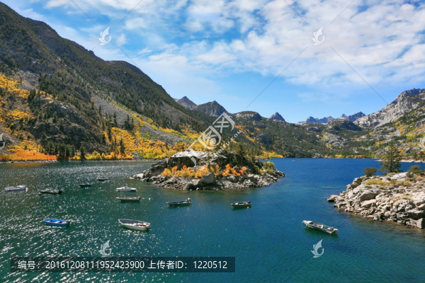 漁船轉(zhuǎn)彎如畫(huà)的島嶼