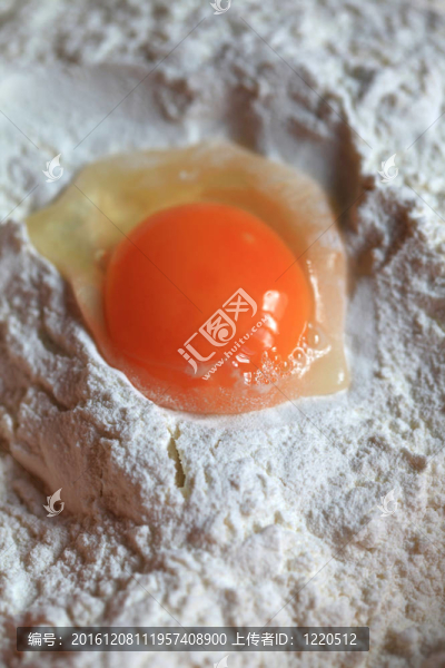 在廚房準(zhǔn)備一頓美餐