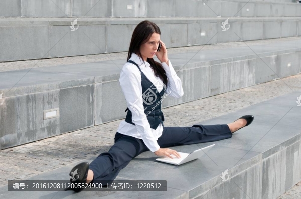 靈活的業(yè)務(wù)-婦女與筆記本電腦