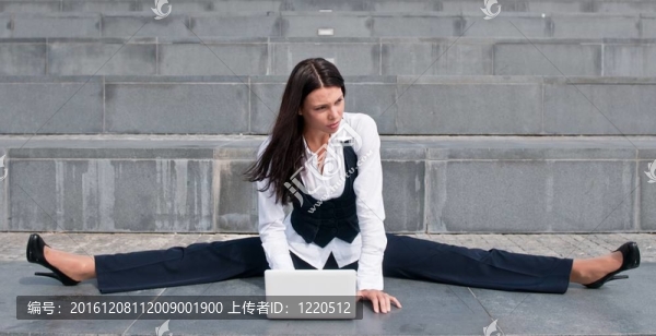靈活的業(yè)務(wù)-婦女與筆記本電腦