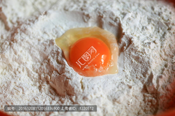 在廚房準(zhǔn)備一頓美餐