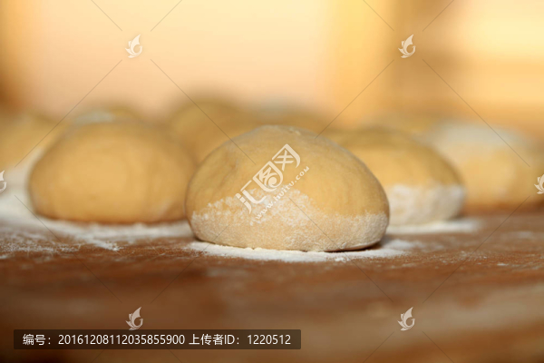 在廚房準(zhǔn)備一頓美餐