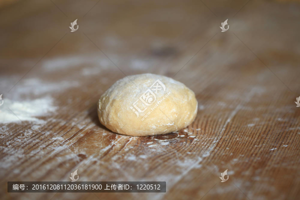 在廚房準(zhǔn)備一頓美餐