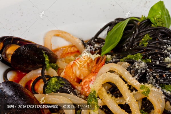 黑面條（用墨魚(yú)汁意大利）與shrumps；