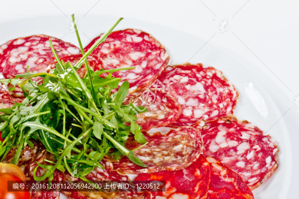 西紅柿什錦香腸；黃瓜和ruccola