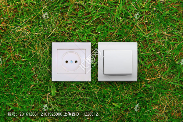 綠色能源理念：插座上的電源插座和電燈開關(guān)
