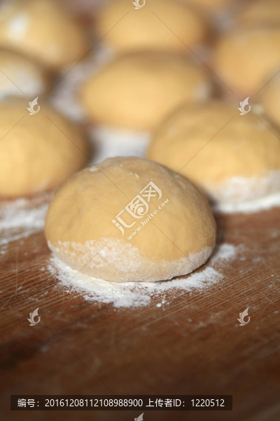 在廚房準(zhǔn)備一頓美餐